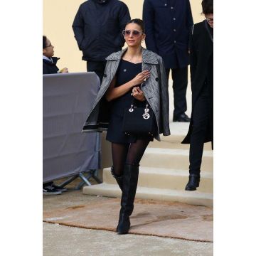 Dior Cristal Blanc Lettre ‘n’ Mes Abcdior Tribales Finition Or boucle d'Oreille portées par Nina Dobrev, défilé Dior à Paris le 25 février 2020