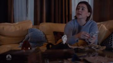 Sudadera azul usada por Annie Marks (Mae Whitman) en Good Girls Temporada 3 Episodio 2