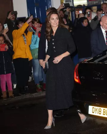 Jimmy Choo Ellipse Embrayage porté par Catherine, Duchesse de Cambridge Noel Coward Theatre de Londres le 25 février 2020