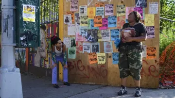 Le pantalon violet porté par Robyn 'Rob' Brooks (Zoë Kravitz) dans la série High Fidelity