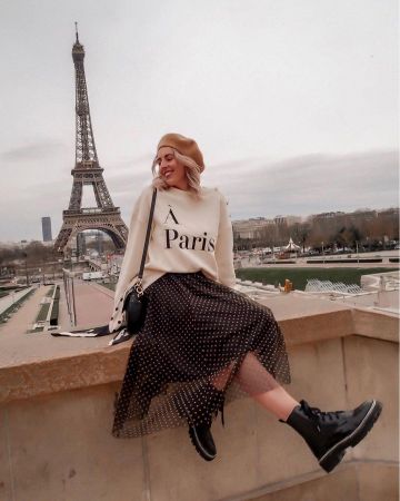 Jupe noire de Katie Peake sur l'Instagram account @thesilvermermaidxo