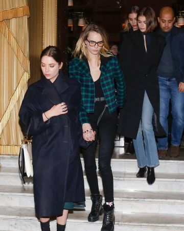 Abrigo Saint Laurent Chesterfield usado por Kaia Jordan Gerber Costes en París 24 de febrero de 2020