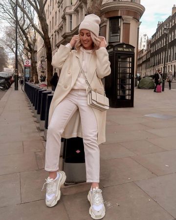 Haut à capuchon Blanc de Katie Peake sur l'Instagram account @thesilvermermaidxo