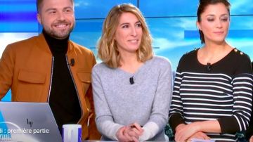 The pull col bateau cashmere pearl, long sleeves bi-colour Caroline Delage in William at noon the 26.02.2020