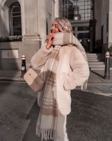 Veste de fourrure de Katie Peake sur l'Instagram account @thesilvermermaidxo