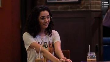 Blanc Or t-shirt porté par Ashley Garcia (Paulina Soberanes-Chávez) dans L'Univers en Expansion de Ashley Garcia Saison 1 Épisode 3