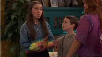 Crop Den­im Jack­et worn by Tess O'Malley (Sky Katz) in Raven's Home Season 3 Episode 17