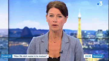 The navy jacket wire-to-wire fabric effect melange of Carole Gaessler in 19/20 the 25.02.2020