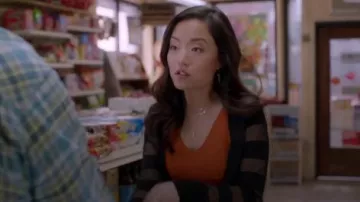 El collar de tormenta usado por Janet (Andrea Bang) en Kim's Convenience Temporada 4 Episodio 8