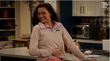 Suéter beige ligero mejor usado por Ashley García (Paulina Soberanes-Chávez) en El universo en expansión de Ashley García Temporada 1 Episodio 3