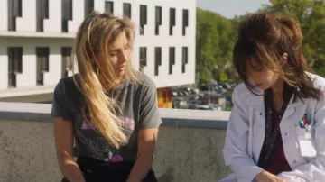 The T-shirt girls unite (Liv Del Estal) in H24 (S01E06)
