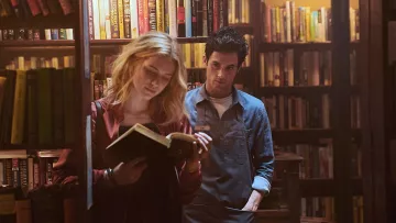 Camisa de mezclilla azul usada por Joe Goldberg (Penn Badgley) en You S01E01