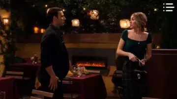 Pantalón verde a cuadros de piernas casadas usado por Ava Germaine (Chelsea Kane) en The Expanding Universe of Ashley Garcia Temporada 1 Episodio 4