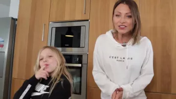 Sweat nike fille dans la vidéo ON TESTE DES FOOD HACKS LICORNE AVEC LOUANE ! (DES FRITES PAILLETTES !!)