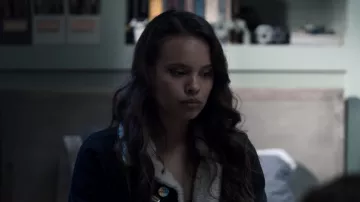 The jacket with fur collar by Jessica Davis (Alisha Boe) in 13 Reasons Why (S03E13)