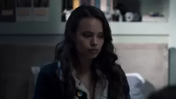 Chaqueta de cuello de piel de Jessica Davis (Alisha Boe) en 13 Reasons Why (S03E13)
