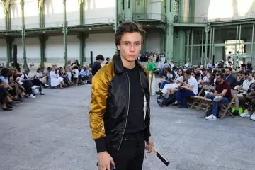 Chaqueta Ami Paris usada por Axel Auriant en la cuenta de Instagram de @axelauriant 