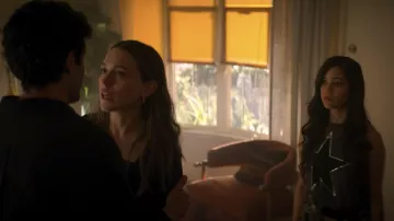 Camiseta sin mangas estrella de Ellie (Jenna Ortega) en YOU (S02E09)