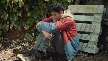 Le blouson tricolore porté par Otis Milburn (Asa Butterfield) dans la série Sex Education (Saison 1 Épisode 1)