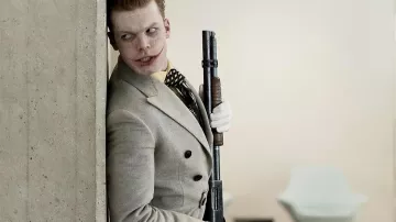 La veste / trench portée par Jerome Valeska (Cameron Monaghan) dans la série Gotham