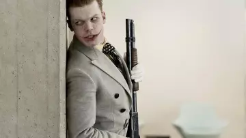 La chaqueta/gabardina usada por Jerome Valeska (Cameron Monaghan) en la serie Gotham
