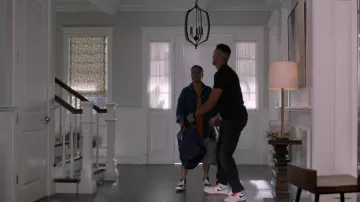 Nike Air Jordan 1 Mid Pourpre Teinte des chaussures de sport rose porté par Jordan Baker (Michael Evans Behling) dans Tous les Américains (S02E14)