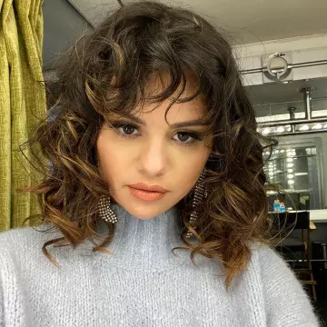 Le pull gris col roulé porté par Selena Gomez sur son compte Instagram @selenagomez