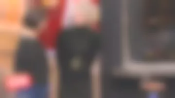 La falda midi plisada de Sophie Davant en velo estampado de camuflaje caqui en Affaire concluyó el 26.02.2020