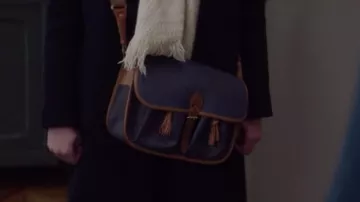 Le sac besace bleu en cuir Upla porté par Mouche (Camille Cottin) dans Mouche (S01E05)