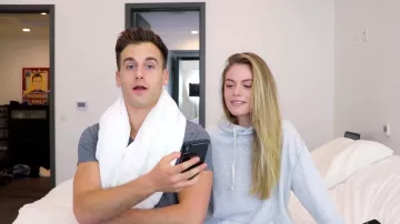 Toalla Jumbo blanca utilizada por Tal Fishman en el video de YouTube THE GIRLFRIEND TAG w / Maddie Dean