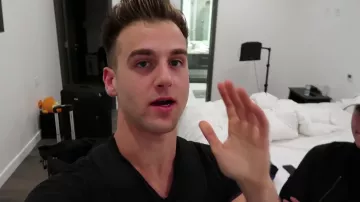 Camisetas negras de cuello en V usadas por Tal Fishman en el video de YouTube ¡SORPRENDIENDO A MI NOVIA con sus vacaciones de ensueño! ($10,000+)