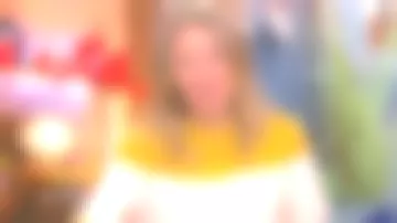 Le pull ras de cou bicolore rayure placée en cachemire de Agathe Lecaron dans La maison des maternelles le 24.02.2020