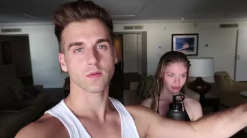 Camisetas interiores de tanque blanco usadas por Tal Fishman en el video de YouTube ¡SORPRENDIENDO A MI NOVIA CON SUS VACACIONES DE ENSUEÑO! ($10,000+)