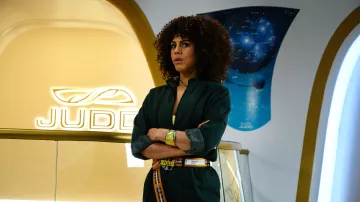 Héron Preston Ceinture porté par Billie McEvoy (Lenora Crichlow) comme on le voit dans l'Avenue 5 (S01E01)