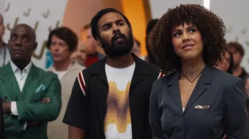 Camiseta de Dries van Noten usada por Jordan Hatwal (Himesh Patel) como se ve en Avenue 5 (S01E07)