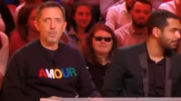 The sweatshirt Sandro "Love" carried by Gad Elmaleh in the show not Touch my position