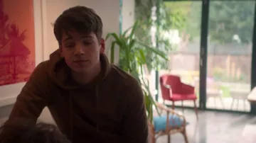 The sweatshirt hoody brown Thomas Price (Jacob Dudman) when he went into the forest to bury the head of the alpaca in Bullying (S01E02)