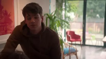 Sudadera con capucha marrón de Thomas Price (Jacob Dudman) mientras viaja al bosque para enterrar la cabeza de la alpaca en Intimidation (S01E02)