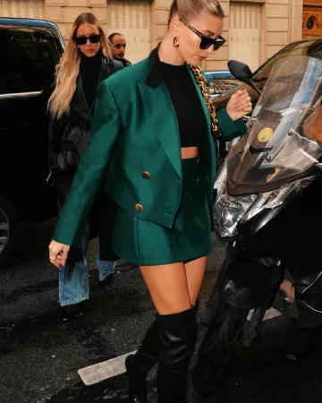 Bottega veneta Gold Tri­an­gu­lar Hoop Ear­rings of Hailey Baldwin on the Instagram account @haileybieber February 26, 2020