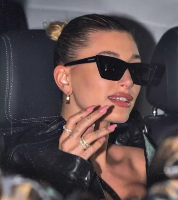 Saint laurent Black Sun­glass­es of Hailey Baldwin on the Instagram account @haileybieber February 25, 2020