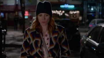 Abrigo de lana estampado usado por Julia Bechley (Brittany Snow) en Almost Family Temporada 1 Episodio 12