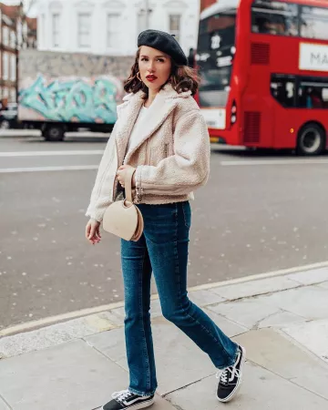 Shear­ling Jack­et of Gabie on the Instagram account @gabriellebassett