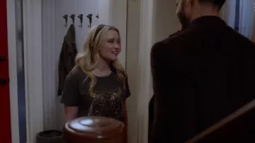 Embelli Tiger Tee porté par Roxy Doyle (Emily Osment) dans Près de Famille Saison 1 Épisode 12