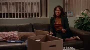 Cloutés Pompes Nude porté par Edie Palmer (Megalyn Echikunwoke) dans Près de Famille Saison 1 Épisode 12