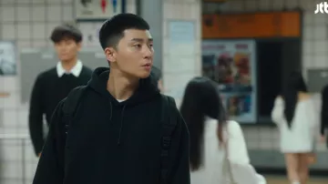 Over­sized Hood­ie worn by Jo Yi Seo (Kim Da-mi) in Itaewon Class Episode 3