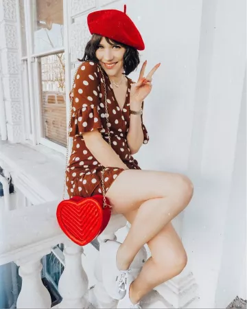 Sneak­ers White of Gabie on the Instagram account @gabriellebassett