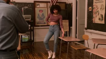 Converse All Star hi Top sneakers en blanc porté par Dina (Sofia Bryant) dans je ne Suis Pas d'Accord avec Cela (S01E05)