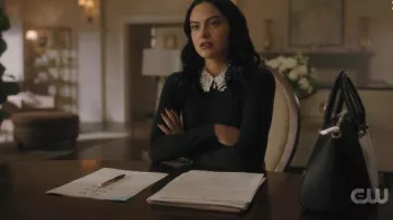 Tote de cuero negro usado por Veronica Lodge (Camila Mendes) en Riverdale Temporada 4 Episodio 14
