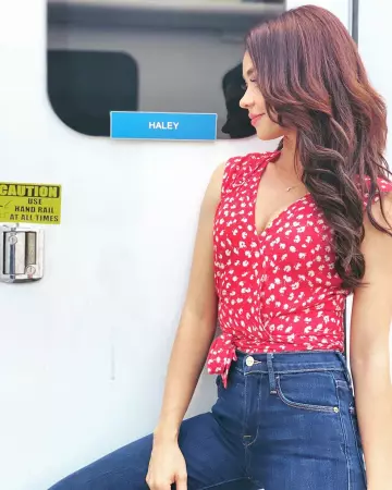 Le top rouge à fleurs blanches porté par Sarah Hyland sur son compte Instagram @sarahhyland