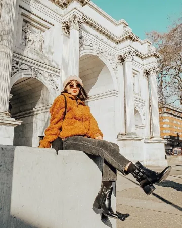 Bota de cuero negro de Gabie en la cuenta de Instagram @gabriellebassett